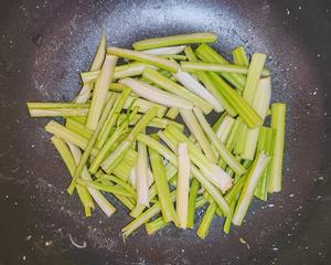 芹菜鸡胸肉炒粉丝