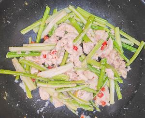 芹菜鸡胸肉炒粉丝