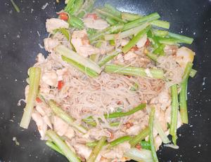 芹菜鸡胸肉炒粉丝