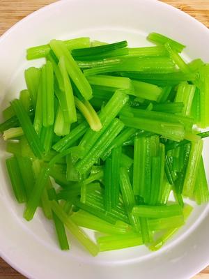 超简单清爽可口的降酯菜－芹菜拌海米