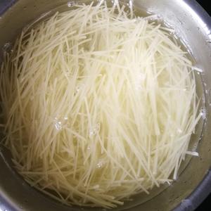 简单美味的家常菜！土豆丝炒芹菜