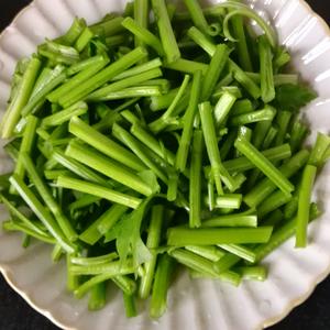 简单美味的家常菜！土豆丝炒芹菜