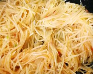 简单美味的家常菜！土豆丝炒芹菜