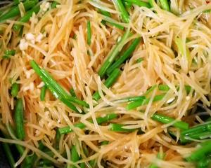 简单美味的家常菜！土豆丝炒芹菜