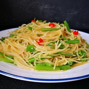 简单美味的家常菜！土豆丝炒芹菜