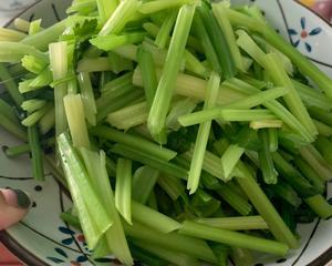 午餐晚餐简单快手下饭菜芹菜炒香干