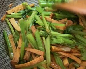 午餐晚餐简单快手下饭菜芹菜炒香干