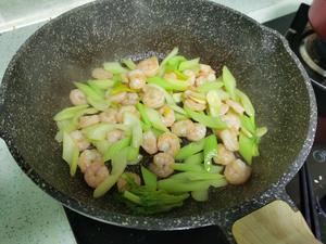 超级嫩的西芹吃法（西芹虾仁），小朋友也可以吃很多
