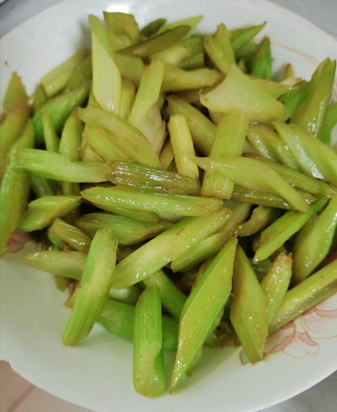 最简单的降压祛脂菜  素炒芹菜