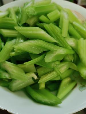 最简单的降压祛脂菜  素炒芹菜