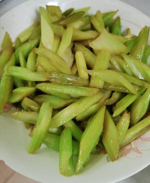 最简单的降压祛脂菜  素炒芹菜