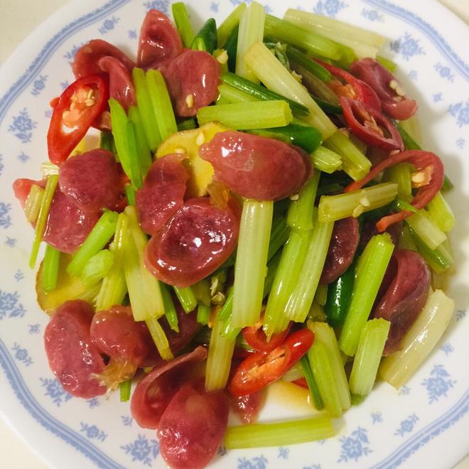 腊肠炒芹菜