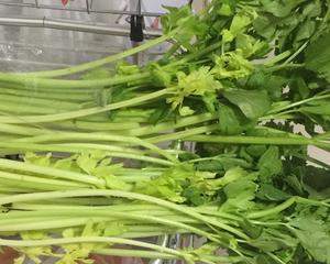 腊肠炒芹菜