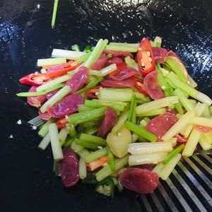 腊肠炒芹菜