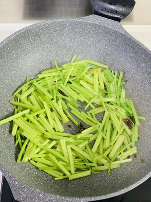 芹菜炒粉条(故乡的味道)