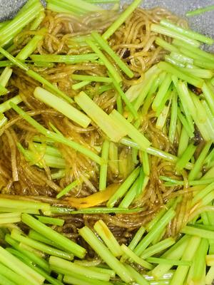 芹菜炒粉条(故乡的味道)