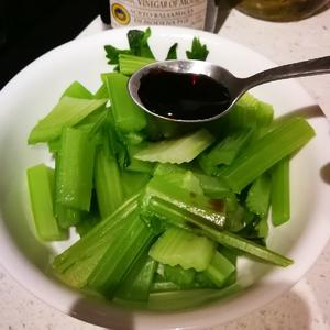 生病时唯一想吃的菜-凉拌芹菜