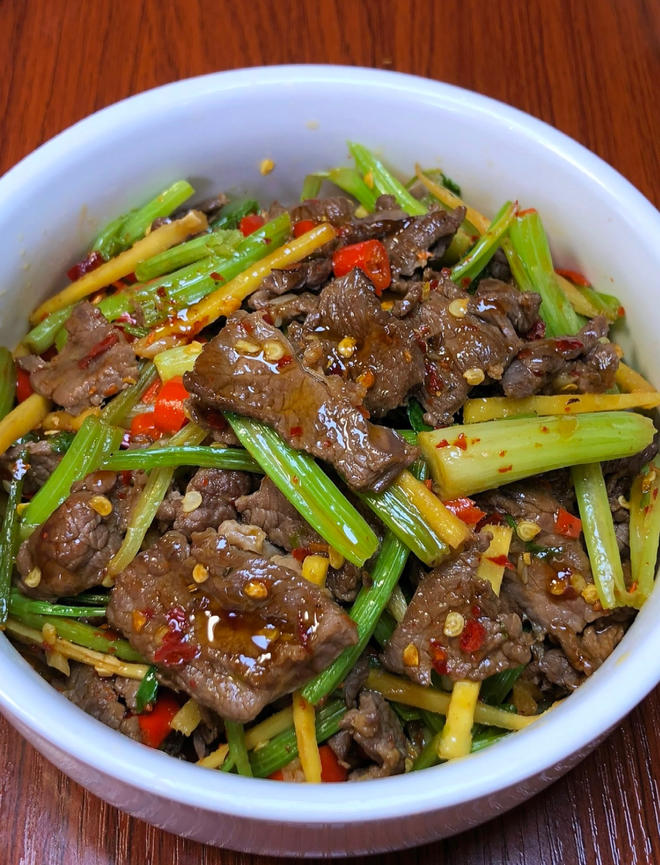 下饭神器又来了，试试这道芹菜炒牛肉！！