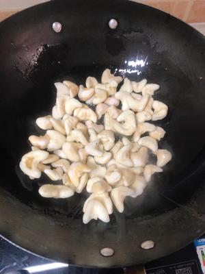 清炒嫩菱角，味道甘甜，小孩子好喜欢吃