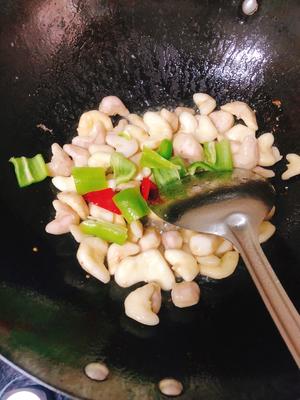 清炒嫩菱角，味道甘甜，小孩子好喜欢吃