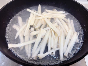 没有一节藕能活着走出湖北——湖北名菜麻辣鲜香的【干煸藕丝】【家常菜系列10】