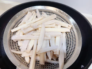 没有一节藕能活着走出湖北——湖北名菜麻辣鲜香的【干煸藕丝】【家常菜系列10】