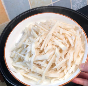 我妈的拿手菜！！炝拌藕丝！酸辣脆爽！