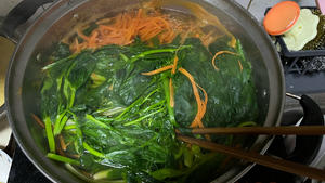 菠菜豌豆尖胡萝卜粉丝凉拌菜