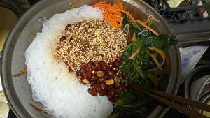 菠菜豌豆尖胡萝卜粉丝凉拌菜