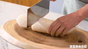 比肉好吃的【鲍汁萝卜煲】，成本5元，热乎饱全家！