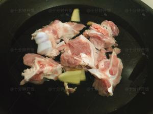 这份广东靓汤帮你清热解毒，消食除胀———甘蔗马蹄茅根骨头汤