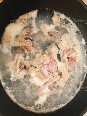 这份广东靓汤帮你清热解毒，消食除胀———甘蔗马蹄茅根骨头汤