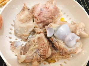 这份广东靓汤帮你清热解毒，消食除胀———甘蔗马蹄茅根骨头汤