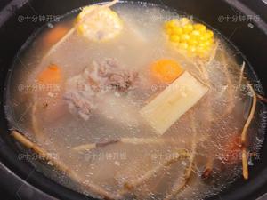 这份广东靓汤帮你清热解毒，消食除胀———甘蔗马蹄茅根骨头汤
