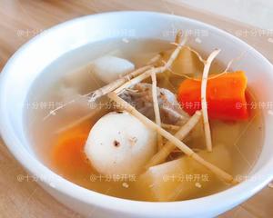 这份广东靓汤帮你清热解毒，消食除胀———甘蔗马蹄茅根骨头汤