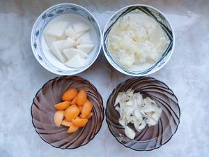 枇杷雪梨百合银耳汤，去火降燥，润肺止咳