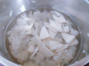 枇杷雪梨百合银耳汤，去火降燥，润肺止咳
