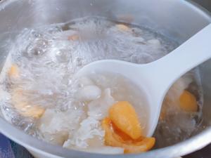 枇杷雪梨百合银耳汤，去火降燥，润肺止咳