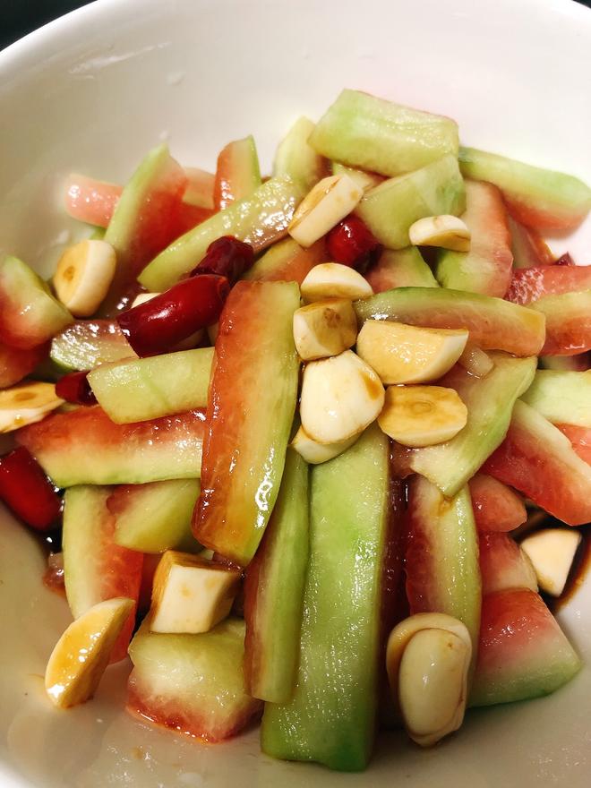 果然是来报恩的🍉酸爽脆口的凉拌西瓜皮也太好吃了吧！