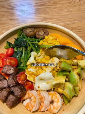 健康美味的牛肉大虾波奇饭！！牛油果和芒果一口包的感觉太棒！