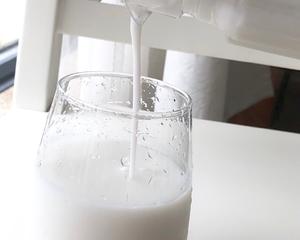 简单美味的自制椰奶，椰青喝完再利用(附取椰肉技巧)
