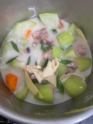 咸鸡腿炖瓠瓜