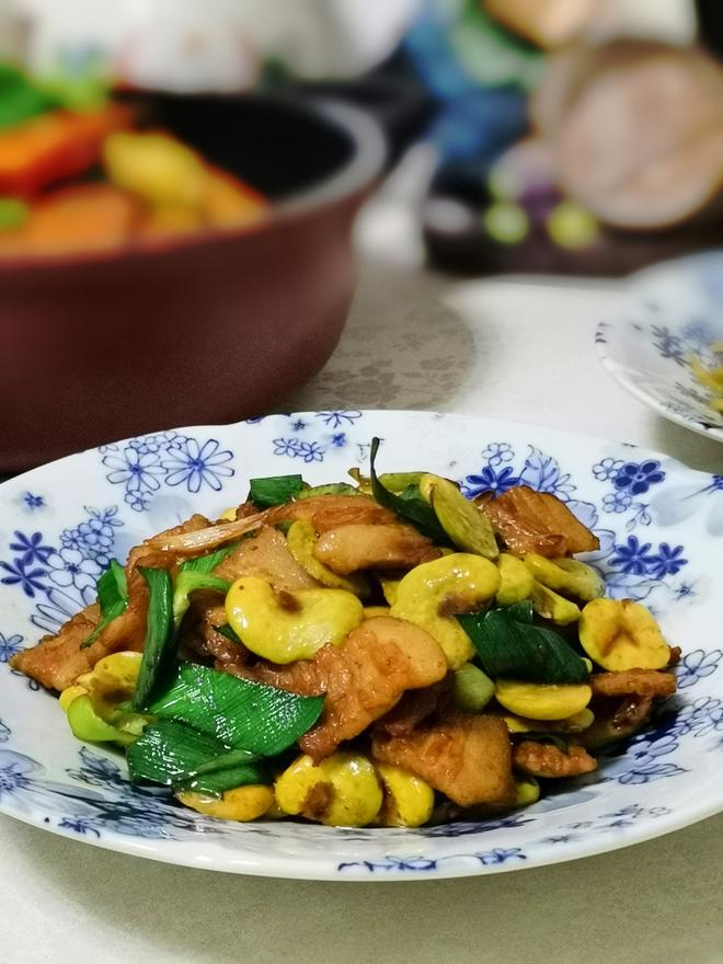 蒜苗五花肉炒蚕豆
