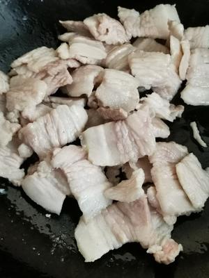 蒜苗五花肉炒蚕豆