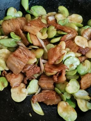 蒜苗五花肉炒蚕豆