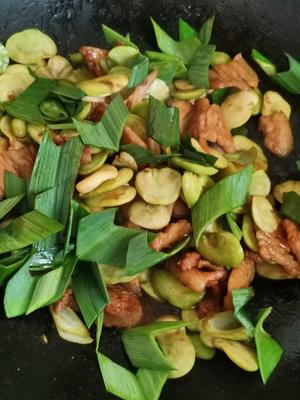 蒜苗五花肉炒蚕豆
