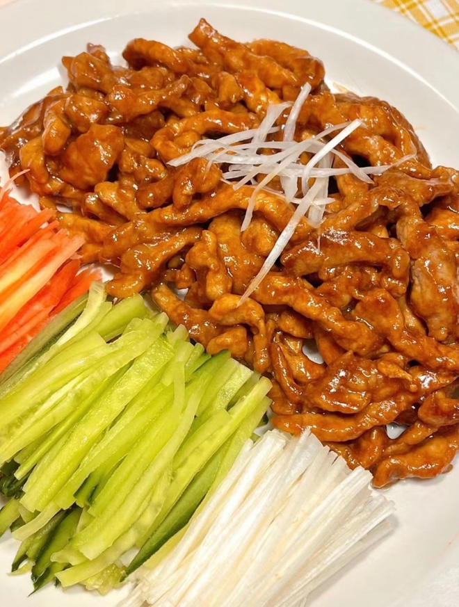 京酱肉丝附饺子皮卷饼