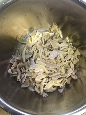 超级好吃媲美川菜店的家常青椒炒鸭肠