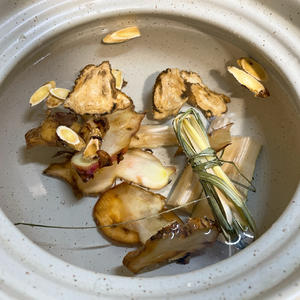 清汤羊肉火锅和涮羊肉片
