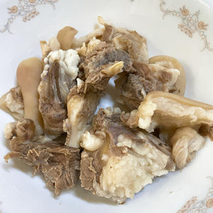 清汤羊肉火锅和涮羊肉片